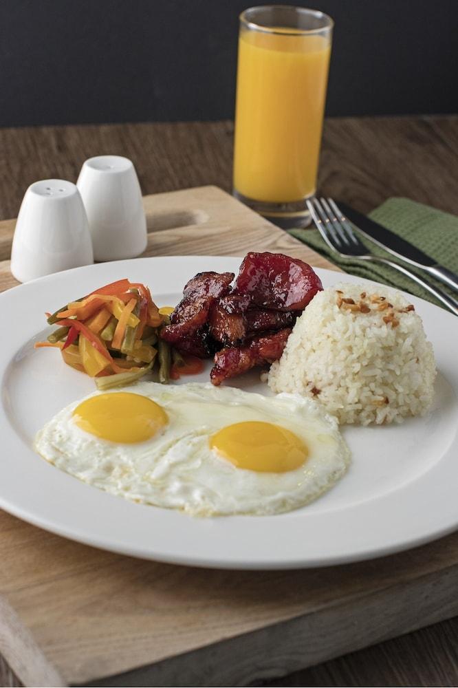 فندق سيدا، فيرتيس نورث كويزون سيتي المظهر الخارجي الصورة Filipino breakfast with longganisa, garlic rice, eggs, and pinakbet