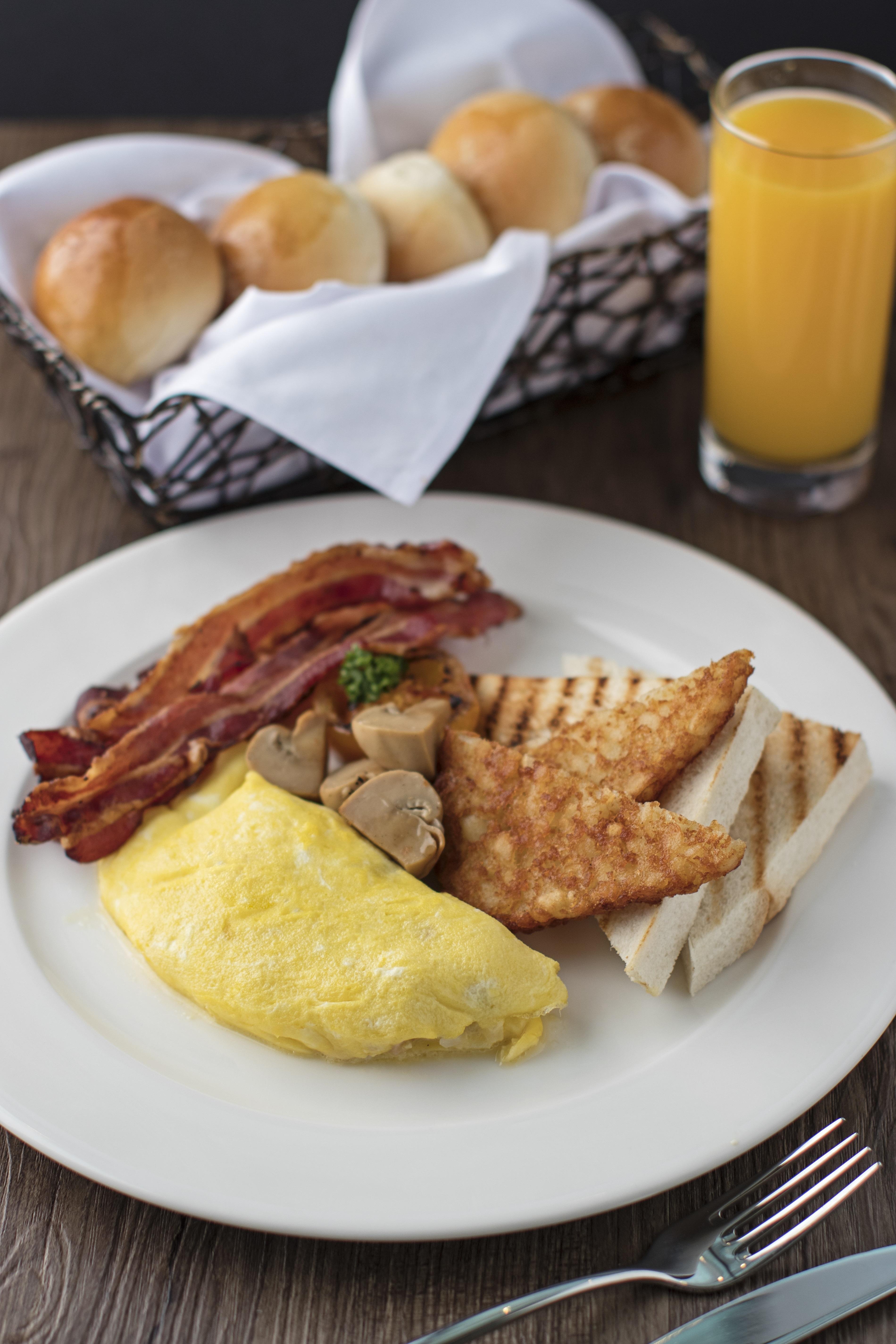 فندق سيدا، فيرتيس نورث كويزون سيتي المظهر الخارجي الصورة A breakfast plate with bacon, eggs, and toast