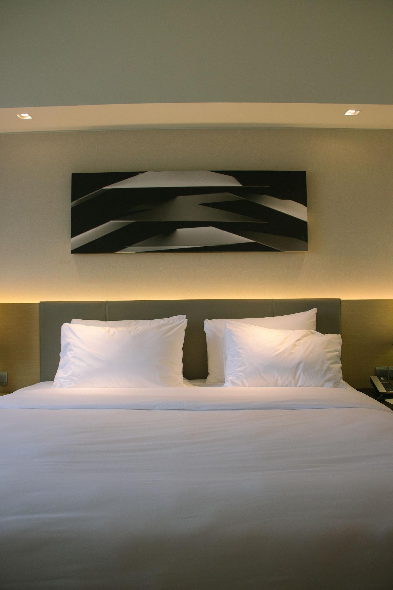 فندق سيدا، فيرتيس نورث كويزون سيتي المظهر الخارجي الصورة A bed with two pillows