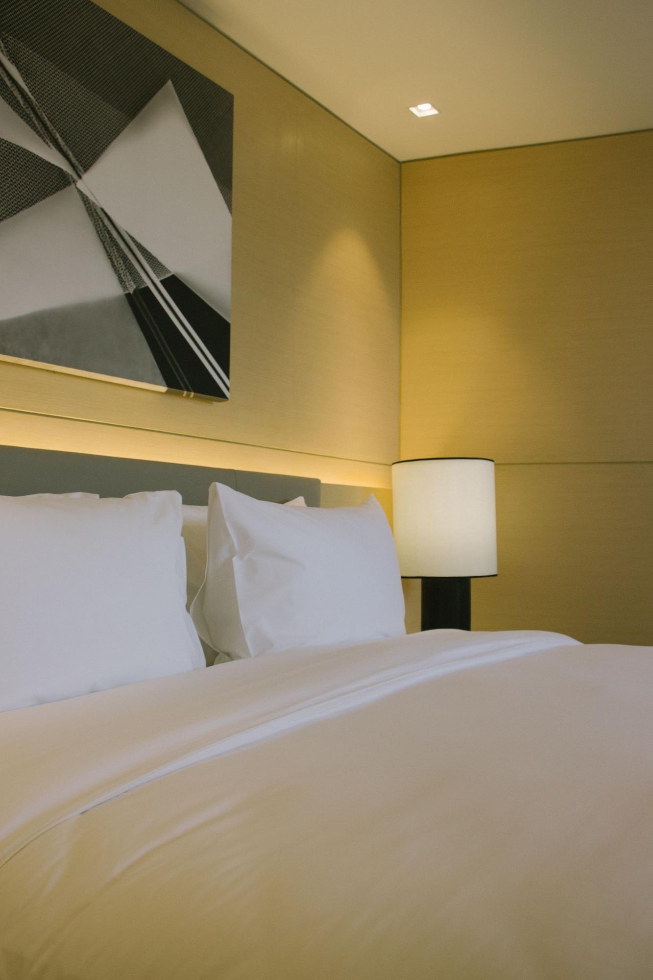 فندق سيدا، فيرتيس نورث كويزون سيتي المظهر الخارجي الصورة A bed with two pillows