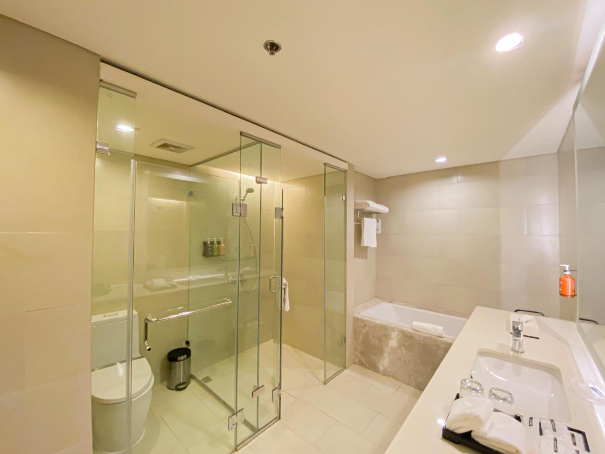 فندق سيدا، فيرتيس نورث كويزون سيتي المظهر الخارجي الصورة A bathroom in a hotel