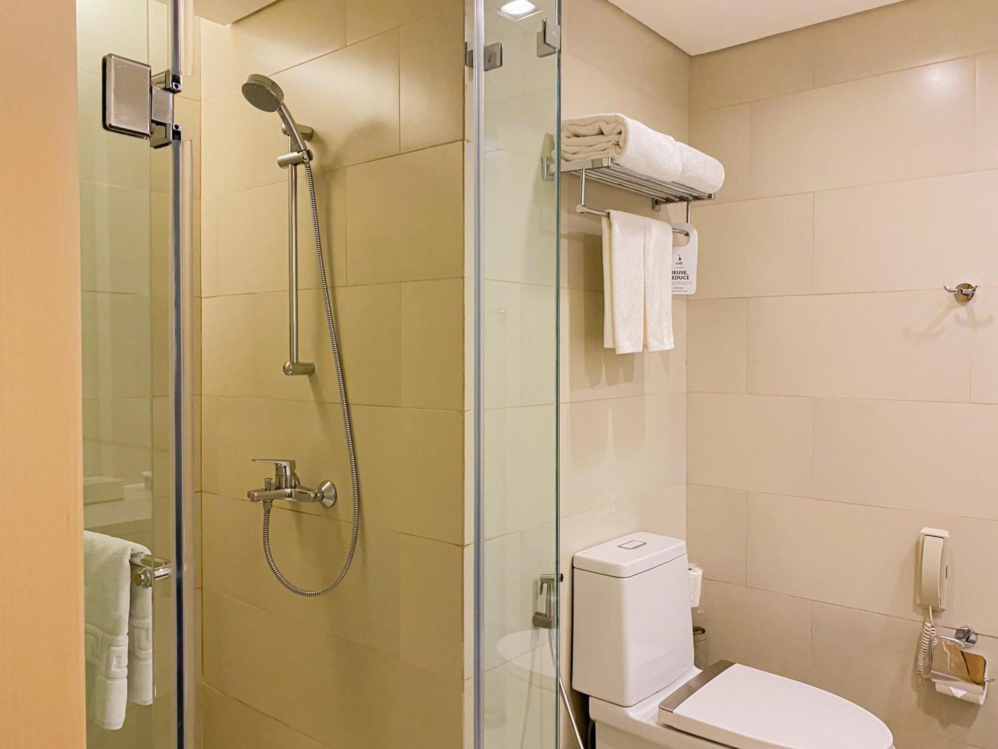 فندق سيدا، فيرتيس نورث كويزون سيتي المظهر الخارجي الصورة A shower cubicle with a sliding door