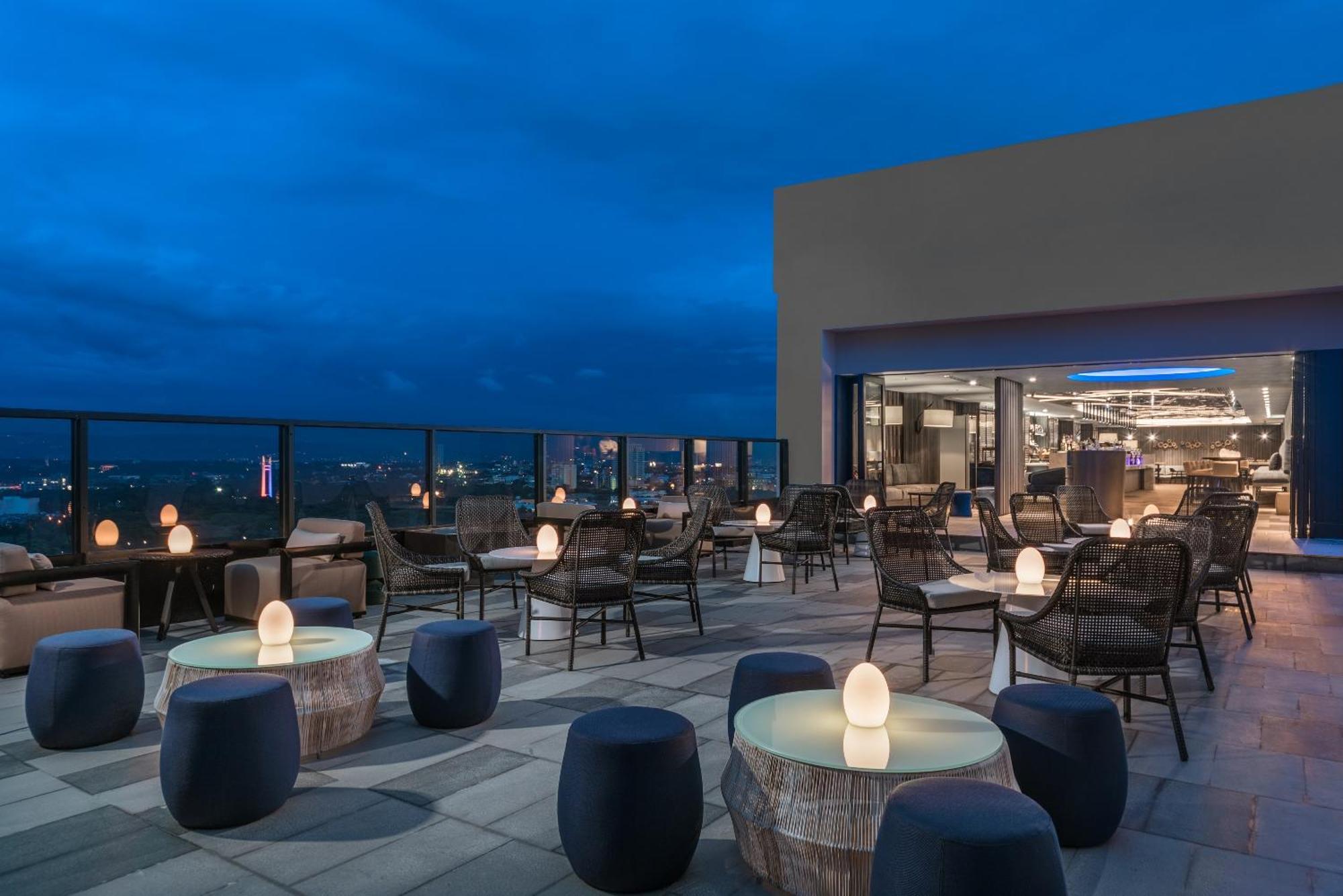 فندق سيدا، فيرتيس نورث كويزون سيتي المظهر الخارجي الصورة The rooftop bar